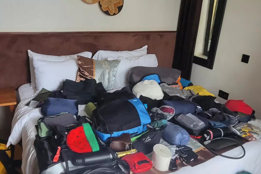 Kleidung und Ausrüstung für eine Kilimanjaro-Besteigung im Hotelzimmer