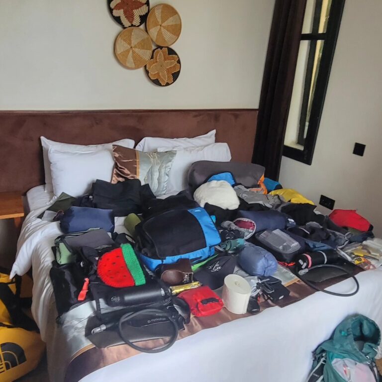 Kleidung und Ausrüstung liegen im Hotelzimmer bereit für den Kilimanjaro