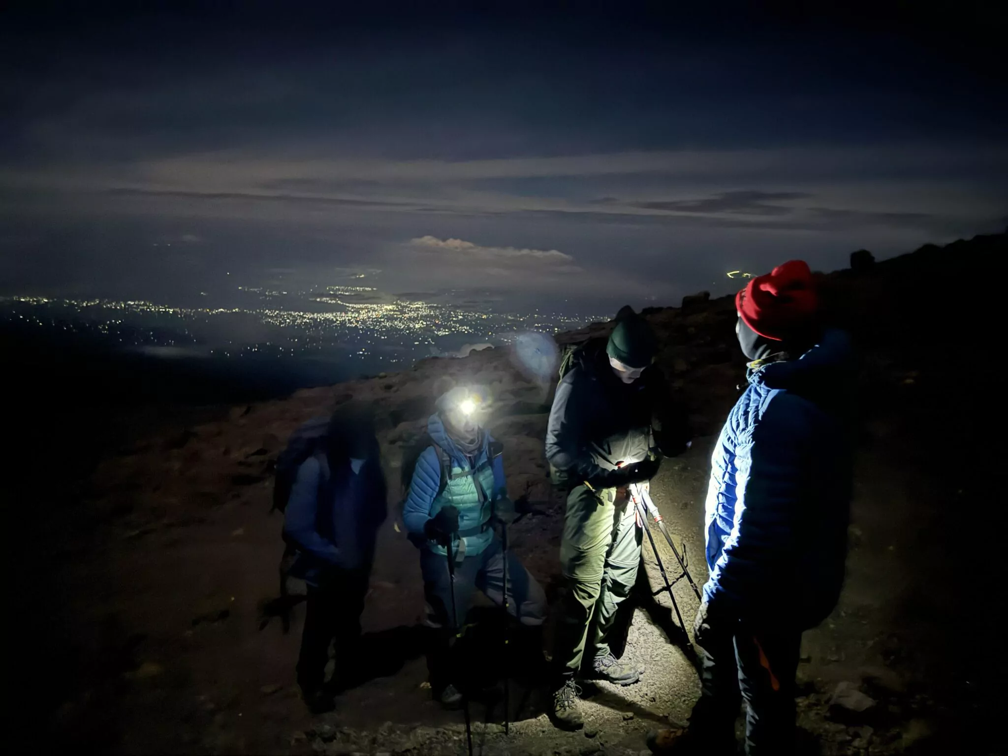Bergsteiger und Guide bei einer Pause während des nächtlichen Kilimandscharo-Aufstiegs