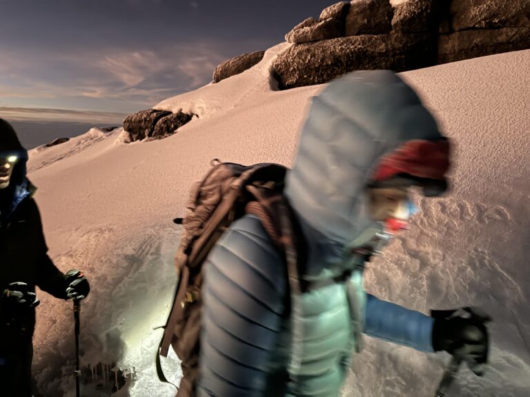 Zwei Bergsteiger steigen im Schnee am Kilimanjaro im Sonnenaufgang auf