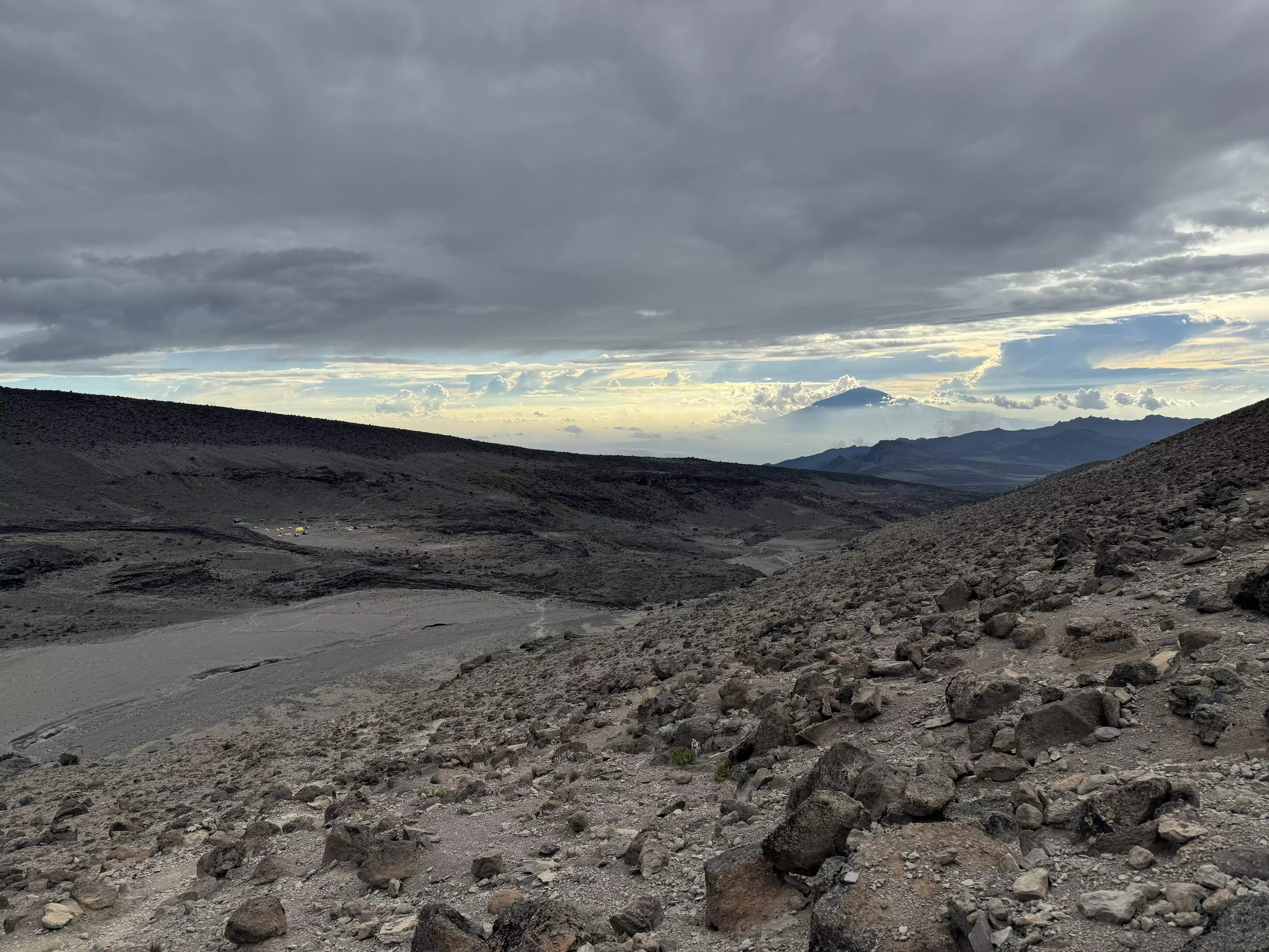 Kilimandscharo Camp oberhalb der Wolken mit Blick auf den Mount Meru
