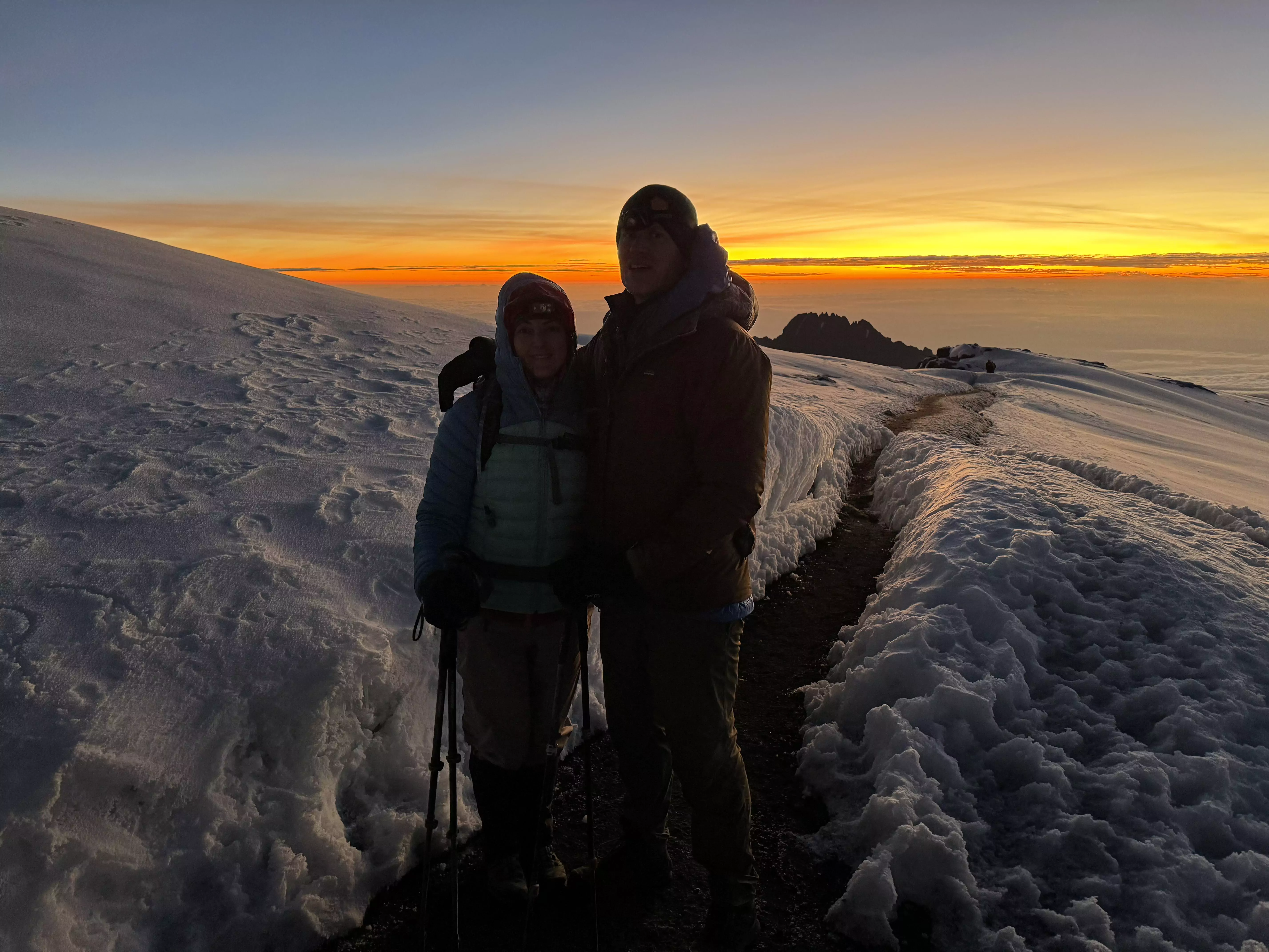 Aufstieg auf verschneitem Pfad am Kilimandscharo bei Sonnenaufgang