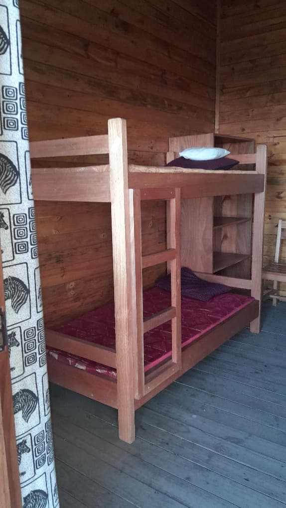 Innenansicht der Marangu-Hütten mit Schlafplätzen und Hochbetten