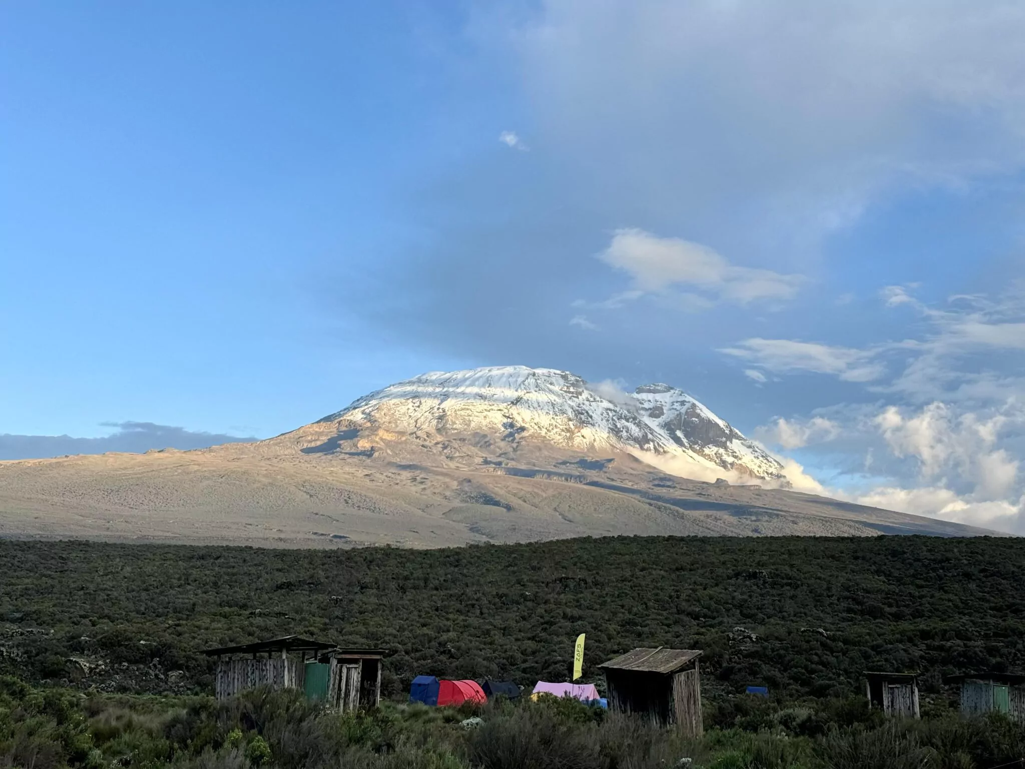 Zeltcamp mit Blick auf den schneebedeckten Kilimanjaro