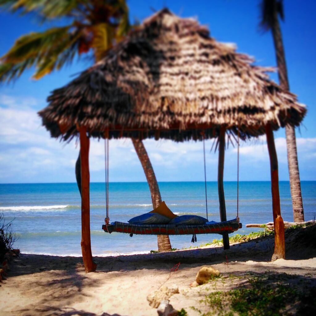 Strand-Banda mit Schaukel und Meerblick zur Erholung nach der Kilimanjaro-Besteigung