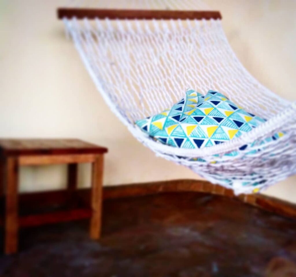 Hängematte mit Kissen als Symbol für Ruhe und Erholung nach der Kilimanjaro-Besteigung