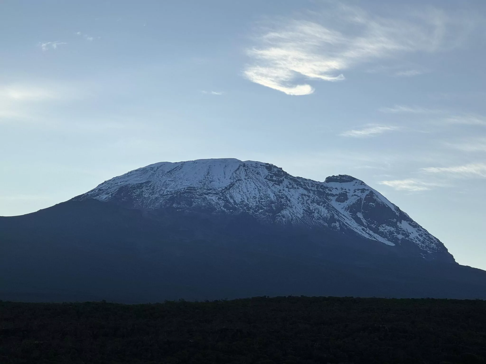 Schneebedeckter Kilimanjaro unter blauem Himmel