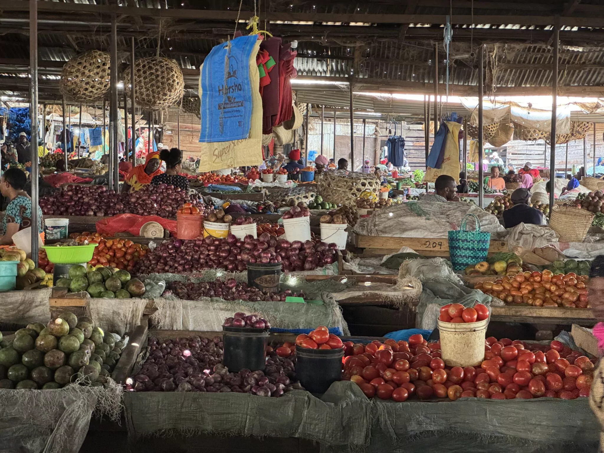 Obst und Gemüse auf einem Markt in Moshi vor der Kilimanjaro-Besteigung