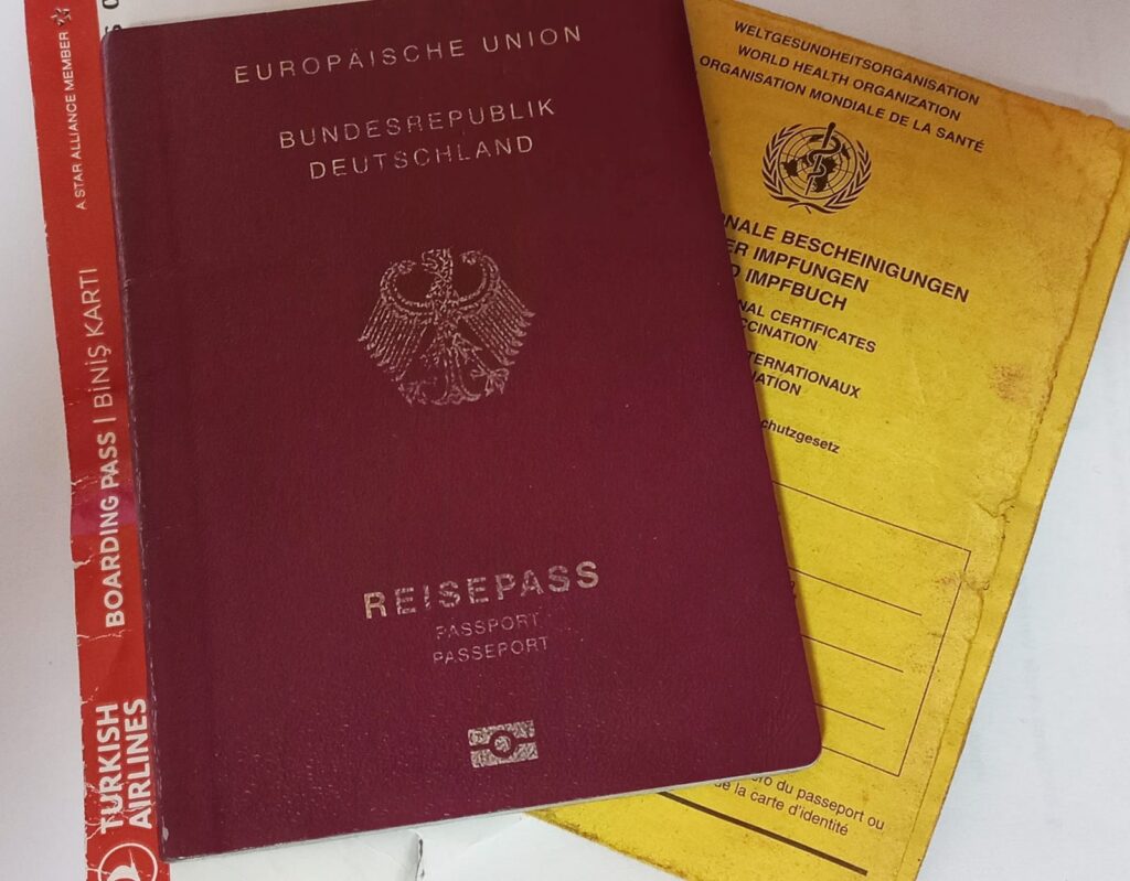 Reisepass mit Boardingpass – Einreise und Visum für Kilimanjaro Trek in Tansania