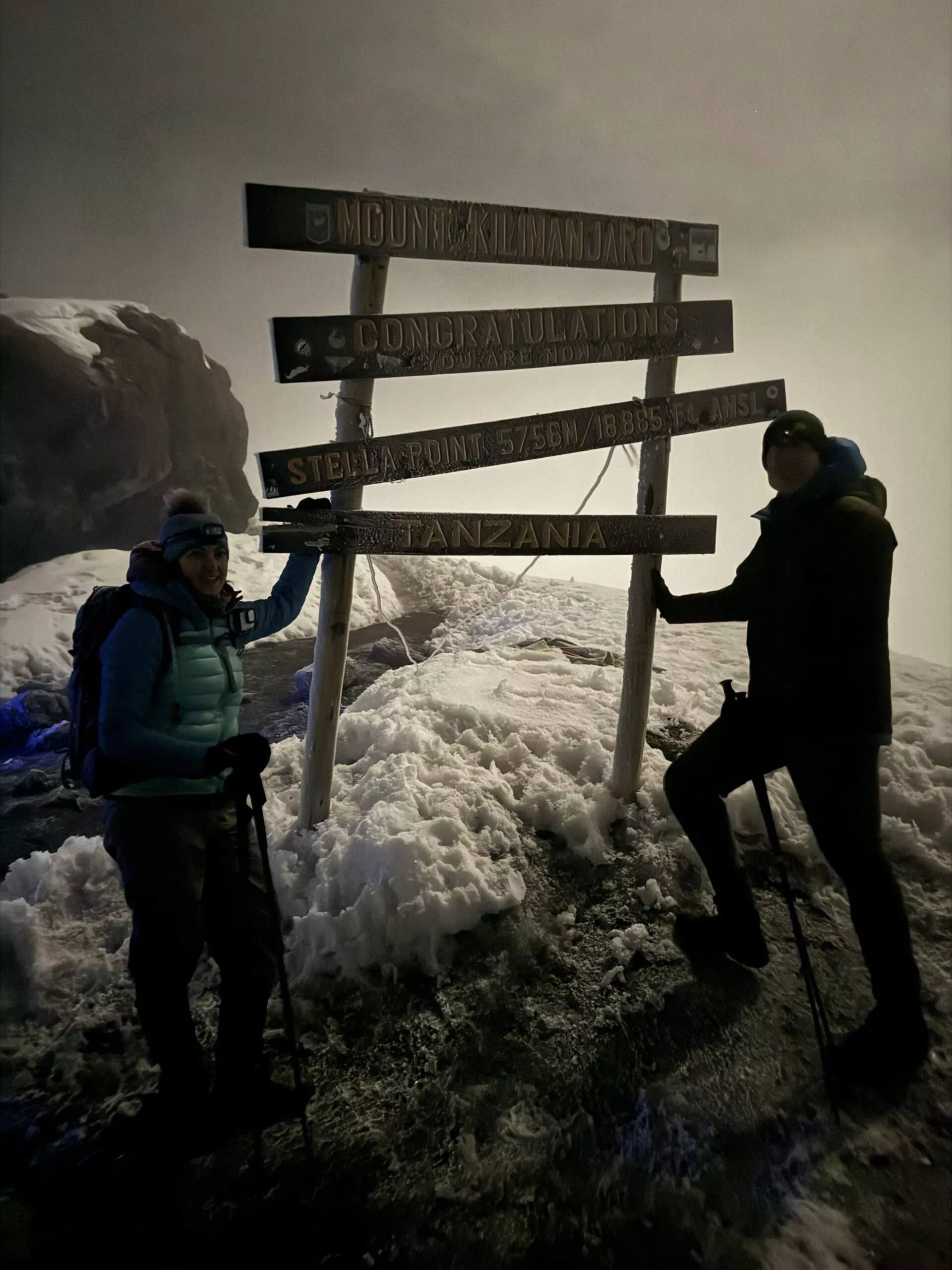 Bergsteiger am Stella Point auf 5.756 Metern am Kilimanjaro