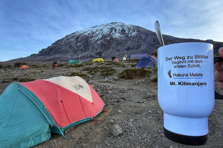 Kilimandscharo Camp mit Zelten und Blick auf den Kibo während der Lemosho Route