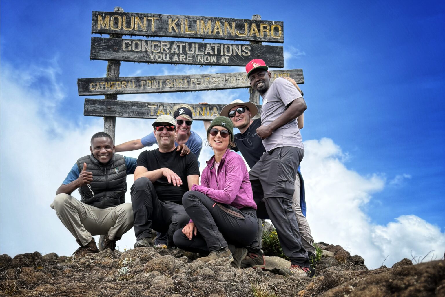 Kleine Wandergruppe am Cathedral Point auf dem Shira-Plateau des Kilimandscharo