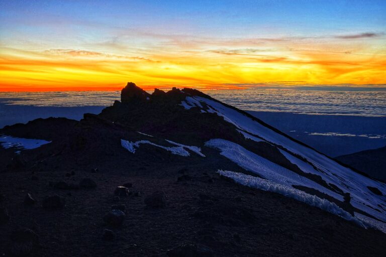 Sonnenaufgang über dem Hochgebirge des Kilimandscharo während der Lemosho Route