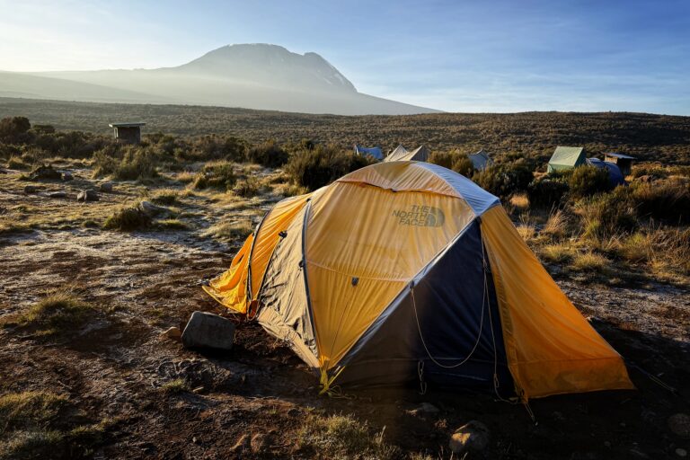 Zeltcamp auf der Lemosho Route mit Blick auf den Kibo am Kilimandscharo