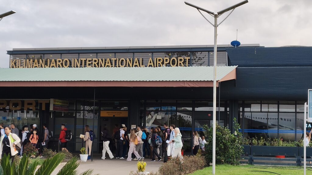 Reisende bei der Ankunft am Kilimanjaro International Airport in Tansania