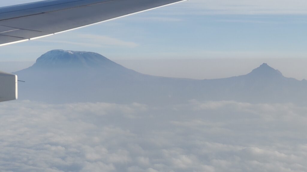 Blick aus dem Flugzeug auf Kibo und Mawenzi am Kilimandscharo