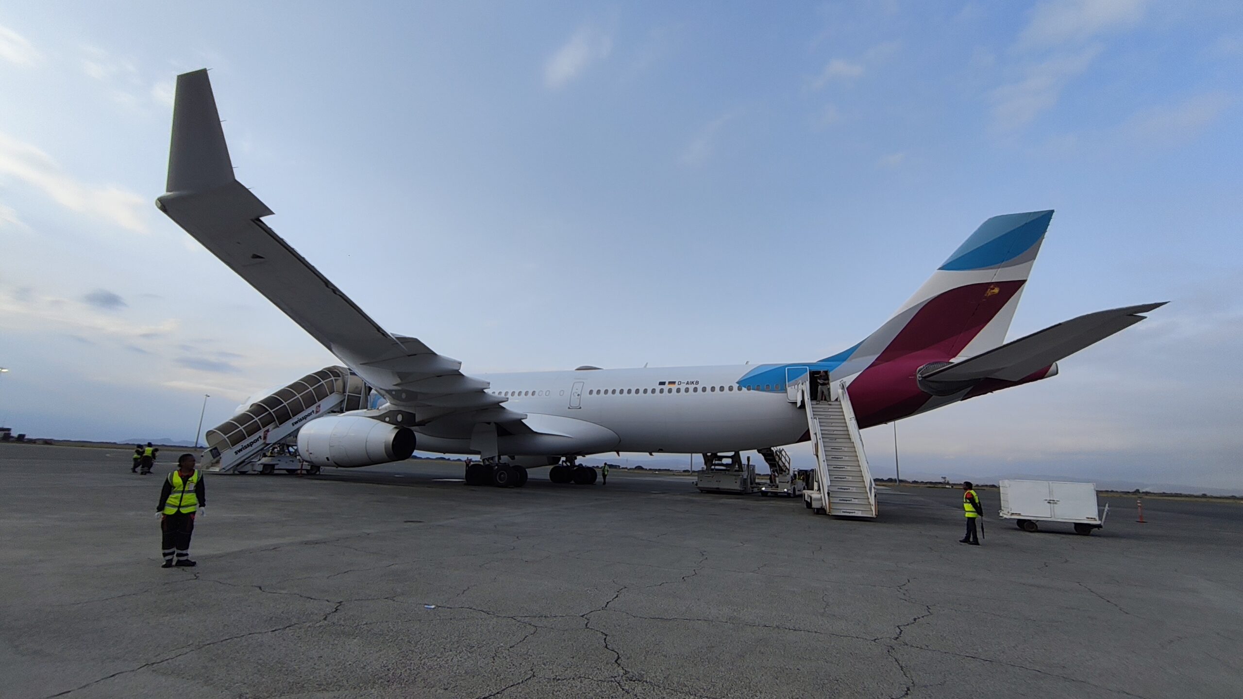 Passagierflugzeug mit Fluggasttreppen auf dem Vorfeld des Kilimanjaro International Airport in Tansania